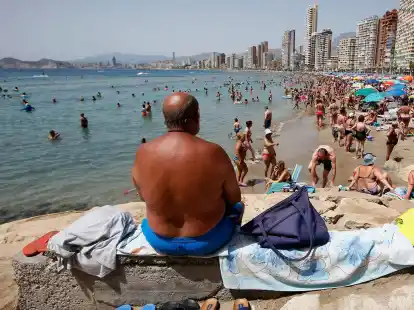 Sonnenhungrige am Strand von Benidorm.
