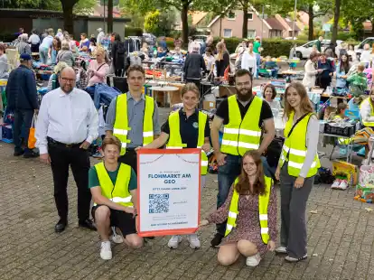 Ein Flohmarkt am GEO brachte Gelde in die Kasse: (von links) Dr. Peter Hawighorst, Paul Freye, S&ouml;nke Wessels, Johanna Rolfes, Theis Meyer, Charlotta Christiansen und Mila Heuer.
