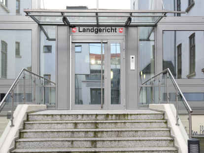 Das Landgericht Aurich pr&uuml;ft, ob der 51-j&auml;hrige Gro&szlig;heider, der wegen Sexualdelikten schon &ouml;fter auf der Anklagebank sa&szlig;, in Sicherheitsverwahrung muss.