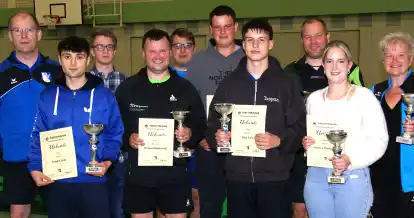 Die Sieger der Tischtennis-Kreismeisterschaften 2023  mit den Organisatoren Christof Germann, Tim Engel und Jannes Imholte (links im Hintergrund)