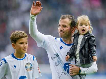 Rafael van der Vaart mit seinen Kindern Damian (l) und Jeslyn 2019 bei seinem Abschiedsspiel.