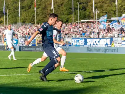 Als erfolgreicher Torjäger präsentierte sich VfB-Stürmer Markus Ziereis (blaues Trikot) im Derby gegen Meppen. In dieser Szene spielten ihm aber die eigenen Nerven und der gegnerische Torhüter spektakulär einen Streich.