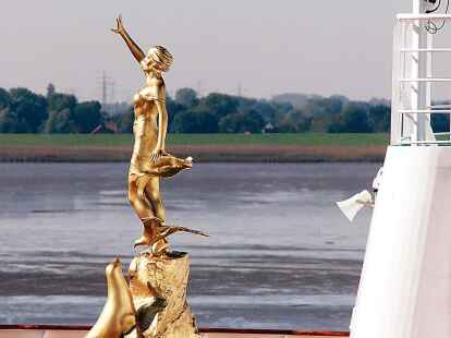 Edle Skulpturen stehen an Bord.