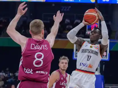 Dennis Schr&ouml;der (r) erzielte gegen Lettland nur neun Punkte.