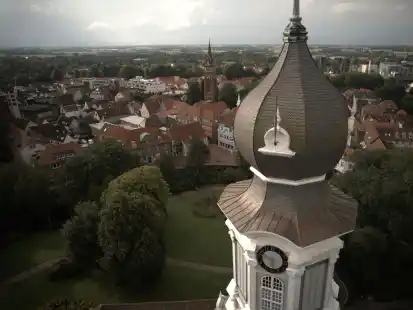 Frieslands Wahrzeichen: Im Schloss Jever mit seinem markanten Zwiebelturm  und (im Hintergrund) die Stadtkirche mit dem Edo-Wiemken-Grabmal gibt es  am „Tag des offenen Denkmals“ besondere Führungen.