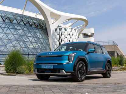 Modernde Architektur: Das gilt auch f&uuml;r das Geb&auml;ude, das dem neuen Kia EV9 hier als Hintergrund dient.