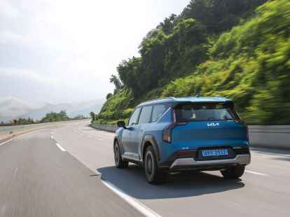 Auch die starke Allradversion des Kia EV9 soll rund 500 Kilometer Reichweite mit einer Akkuladung schaffen. (Kia/dpa-tmn)