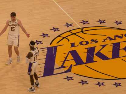 Austin Reaves (l) und Dennis Schr&ouml;der spielten gemeinsam f&uuml;r die Los Angeles Lakers.
