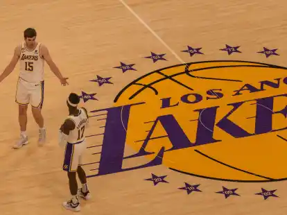 Austin Reaves (l) und Dennis Schr&ouml;der spielten gemeinsam f&uuml;r die Los Angeles Lakers.