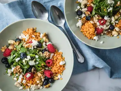 Wie ein bunter Strau&szlig;: Die roten Linsen bringen Farbe in den Salat mit Feta und Rucola. Himbeeren und Blaubeeren sorgen f&uuml;r einen fruchtigen Touch, Waln&uuml;sse und Cashewn&uuml;sse lassen es knacken.