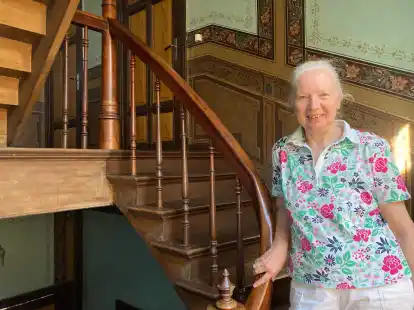 Hildegard Korell lädt ein, das historische Treppenhaus ihres Hauses am Schlossplatz zu besichtigen.