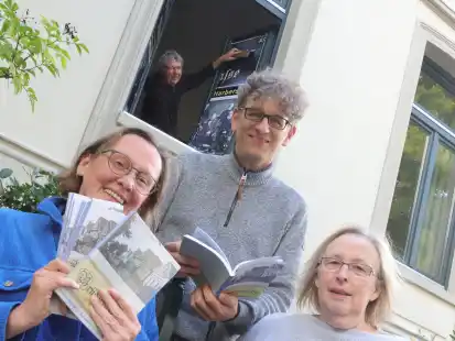 Freuen sich auf viele Besucher: (vorne, von links) Petra Bußmann, Sabine Bosse, Florian Rommerskirchen und (im Fenster) Udo Harenbrock.