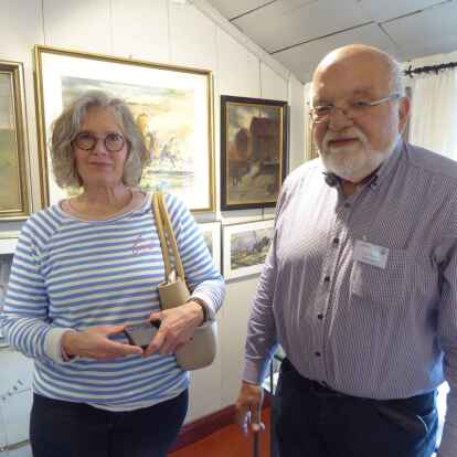 Elke Bastians und Museumsleiter Axel Heinze in der Ausstellung, wo sie etwas &uuml;ber ihren Gro&szlig;vater herausfinden durfte.