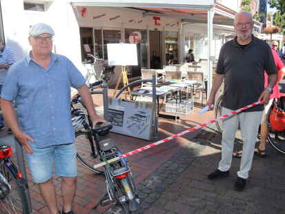 Soviel Abstand muss beim &Uuml;berholen von Radfahrern eingehalten werden: Thomas Lammers (links) und Frank Poppe verdeutlichten das am Donnerstag mit einer Holzlatte.