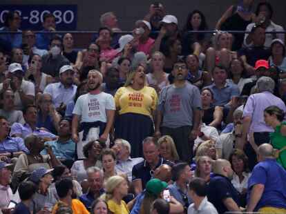 Beim Stand von 6:4, 1:0 f&uuml;r Gauff riefen Umweltaktivisten im Oberrang des Arthur Ashe Stadiums Parolen.