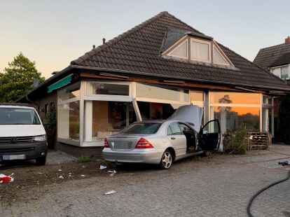 Hubschrauber landet nach Unfall in Emden Auto fährt in