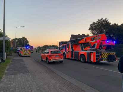 An der Auricher Stra&szlig;e in Emden ist am Freitagmorgen ein Auto in die Schaufensterscheibe des ehemaligen Blumengesch&auml;fts &bdquo;Blumendiele&ldquo; gekracht. Zuvor war es durch einen Vorgarten gefahren.