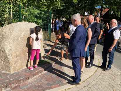 Zahlreiche Menschen nahmen an der Enth&uuml;llung des Gedenksteins teil, lauschten den vielen Redebeitr&auml;gen und legten Rosen nieder.