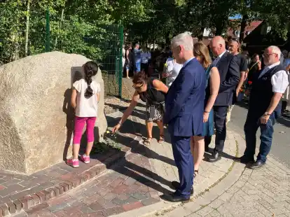 Zahlreiche Menschen nahmen an der Enth&uuml;llung des Gedenksteins teil, lauschten den vielen Redebeitr&auml;gen und legten Rosen nieder.