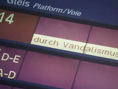 Der Zugverkehr der Deutschen Bahn zwischen Hamburg und Berlin d&uuml;rfte laut einer Unternehmenssprecherin aufgrund mehrerer mutma&szlig;licher Brandanschl&auml;ge noch bis zum Samstag gest&ouml;rt sein.
