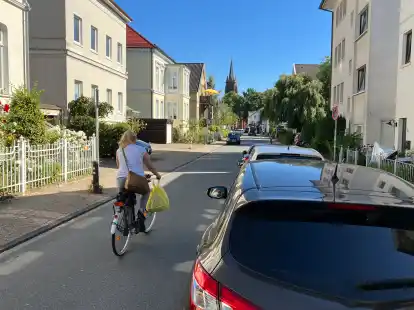 Situation in der Fahrradstra&szlig;e Katharinenstra&szlig;e: Parkende Autos nehmen viel Platz ein.