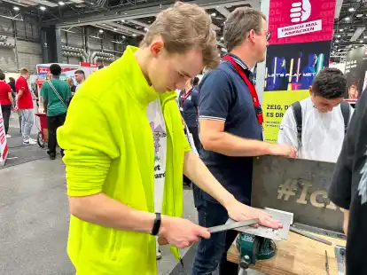 Jann Tilo (14) baut sich auf der Jobmesse eine eigene Lampe: Daf&uuml;r geht er an verschiedene Stationen von sechs Gewerken, beim Metall wird zun&auml;chst der Fu&szlig; der Lampe angefertigt.