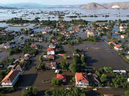Hochwasser und Schlamm bedecken das Dorf Palamas.