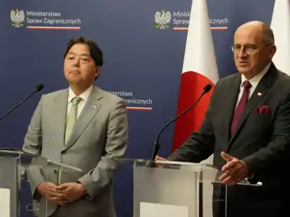 Japans Au&szlig;enminister Yoshimasa Hayashi (l) gibt vor seinem &Uuml;berraschungsbesuch in der Ukraine eine&nbsp;Pressekonferenz mit seinem polnischen Amtskollegen Zbigniew Rau in Warschau.