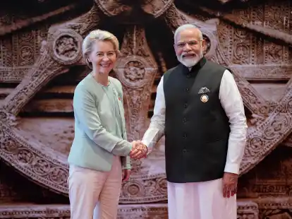 Narendra Modi (r), Premierminister von Indien, begr&uuml;&szlig;t Ursula von der Leyen, Pr&auml;sidentin der Europ&auml;ischen Kommission, bei ihrer Ankunft im Bharat Mandapam Kongresszentrum anl&auml;sslich des G20-Gipfels.