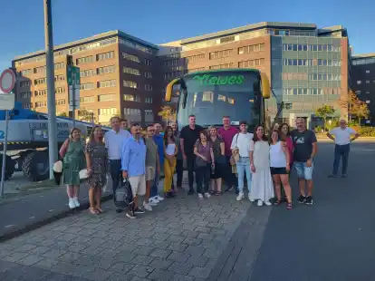 Die G&auml;ste aus Cullera bei ihrer Ankunft am Freitagabend am Flughafen in Bremen, wo sie von einer kleinen Delegation aus Jever abgeholt worden sind, darunter Manfred Meile und Melanie R&uuml;stmann von der Stadt Jever sowie Werner Magnus, Vorsitzender des Freundeskreises der St&auml;dtepartnerschaft Culler &ndash; Jever.