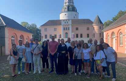 Die Reisegruppe aus Cullera bei der Stadtf&uuml;hrung am Samstagmittag mit Fr&auml;ulein Maria.