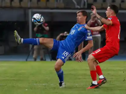 Italiens Nicolo Barella (l) und Jani Atanasov aus Nordmazedonien k&auml;mpfen um den Ball.