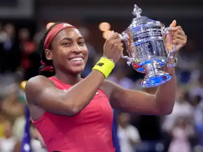 Coco Gauff h&auml;lt nach ihrem Sieg die Troph&auml;e hoch.