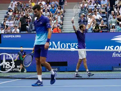 Daniil Medwedew (r) gewann 2021 das Finale gegen Novak Djokovic.