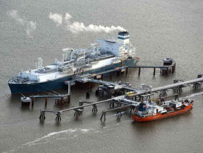 Das Wilhelmshavener  LNG-Terminal mit der &bdquo;H&ouml;egh Esperanza&ldquo; (l.).