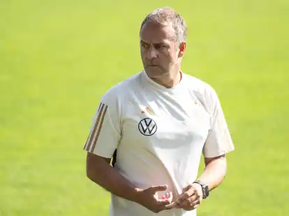 Bundestrainer Hansi Flick beim &ouml;ffentlichen Regenerationstraining am Tag nach der Niederlage gegen Japan.