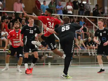 Michael-Leon Williams (rotes Trikot, am Ball) stieg gegen den Aufsteiger hoch genug.