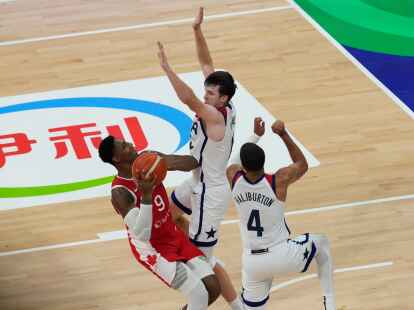 Die Kanadier um RJ Barrett (l) setzten sich gegen die US-Amerikaner um Austin Reaves (M.) und Tyrese Haliburton durch.