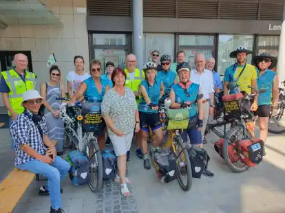 Machte Station in Cloppenburg: Die Mut-Tour wurde von B&uuml;rgermeister Neidhard Varnhorn (wei&szlig;es Hemd) begr&uuml;&szlig;t. Foto: Martin Kessens