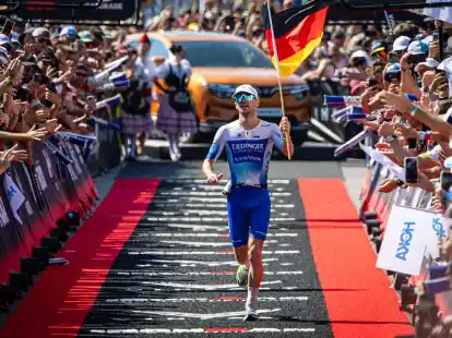 Patrick Lange jubelt im Ziel &uuml;ber WM-Silber.