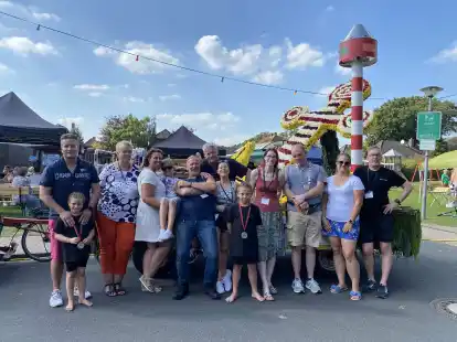 Gutes Wetter, gute Laune (von links):  Alt-Brunnenmeister Robert Gr&uuml;neberg mit Henriette, Imgard Schenk (Verein), Lina von der Kammer (alte Brunnenk&ouml;nigin), Amy (alte Kinder-Brunnenk&ouml;nigin), Michael Hinrichs (Vorsitzender Verein), Thorsten Straatmacher (Verein), Nicole Hinrichs (Verein), Fabio (neuer Kinder-Brunnenmeister), Saskia Krolewitz (Verein), Maik Krolewitz (neuer Brunnenmeister), Nina Winkler (neue Brunnenmeisterin) und Bernhard Boelsen (Verein).