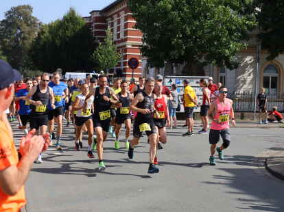 Start zum 5-Kilometer-Lauf: Der hatte beim 16. HKK-Lauf in Brake am 10. September das st&auml;rkste Teilnehmerfeld.