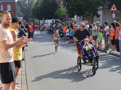 Der 16. HKK-Lauf in Brake am 10. September 2023: &Uuml;ber 850 Meter, f&uuml;nf und zehn Kilometer gingen Kinder und Erwachsene als Walker und L&auml;ufer an den Start.