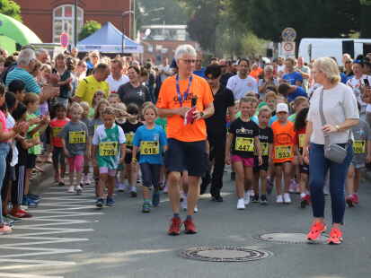 Der 16. HKK-Lauf in Brake am 10. September 2023: &Uuml;ber 850 Meter, f&uuml;nf und zehn Kilometer gingen Kinder und Erwachsene als Walker und L&auml;ufer an den Start.