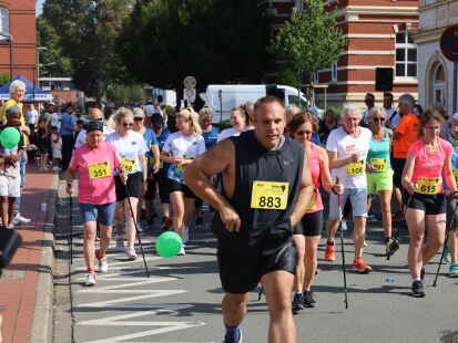 Der 16. HKK-Lauf in Brake am 10. September 2023: &Uuml;ber 850 Meter, f&uuml;nf und zehn Kilometer gingen Kinder und Erwachsene als Walker und L&auml;ufer an den Start.