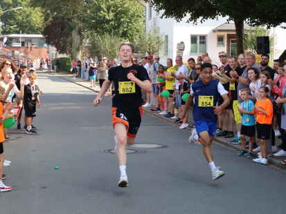 Der 16. HKK-Lauf in Brake am 10. September 2023: &Uuml;ber 850 Meter, f&uuml;nf und zehn Kilometer gingen Kinder und Erwachsene als Walker und L&auml;ufer an den Start.