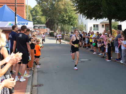Der 16. HKK-Lauf in Brake am 10. September 2023: &Uuml;ber 850 Meter, f&uuml;nf und zehn Kilometer gingen Kinder und Erwachsene als Walker und L&auml;ufer an den Start.