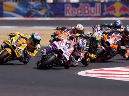 Jorge Martin (vorne) aus Spanien von Team Pramac Racing f&uuml;hrt vor Francesco Bagnaia (2.v.l) aus Italien von Team Ducati Lenovo.