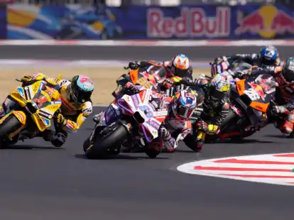 Jorge Martin (vorne) aus Spanien von Team Pramac Racing f&uuml;hrt vor Francesco Bagnaia (2.v.l) aus Italien von Team Ducati Lenovo.