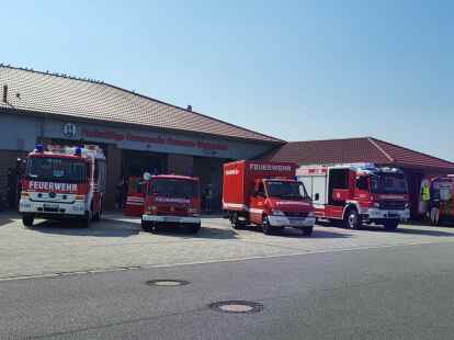 Herausgeputzt: Bei der Feuerehr Pewsum-Woltzeten, auch Krummh&ouml;rn-Mitte genannt, pr&auml;sentierten die Feuerwehrleute ihren gesamten Fuhrpark